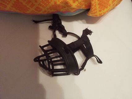 Schwarzer Kunststoffaufsatz mit Riemen
