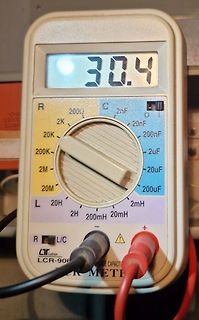 LCR-Meter mit Messwert 30.4