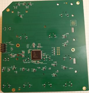 Leiterplatte mit Mikrocontroller und Bauteilbeschriftungen
