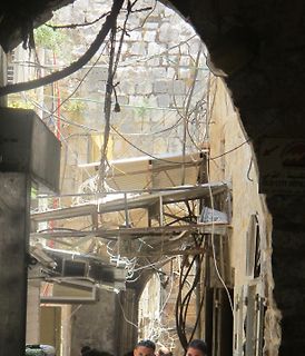 Hängende Kabel und Klimaanlagen in einer engen Gasse