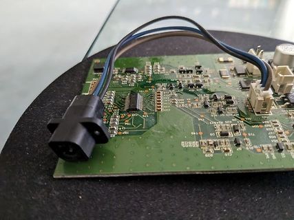 Leiterplatte mit Kabelanschluss und Steckverbindung