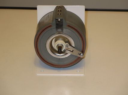 Elektromotor oder Generator auf Halterung