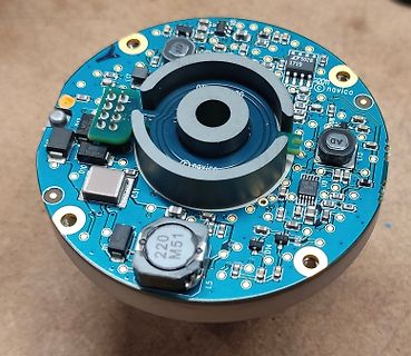 Rundes PCB mit elektronischen Bauteilen