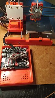 3D-Drucker mit freigelegter Steuerplatine