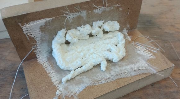 Weiße Substanz auf Holzbrett