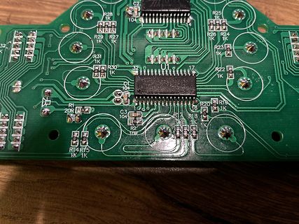 Nahaufnahme einer grünen Leiterplatte mit SMD-Bauteilen