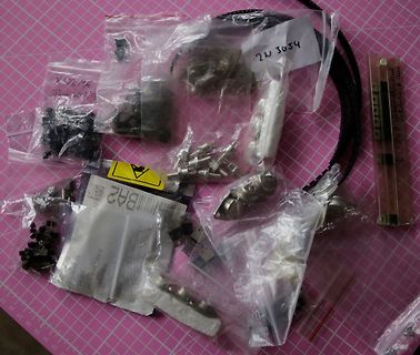 Verschiedene elektronische Bauteile in Plastikbeuteln
