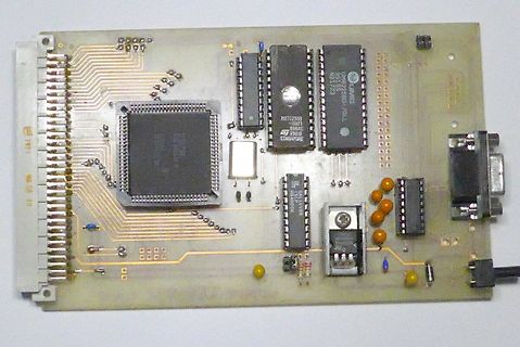 Leiterplatte mit integriertem Mikrocontroller und Speicherchips