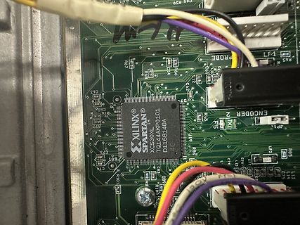 Detailaufnahme eines Xilinx Spartan FPGA auf einer Leiterplatte