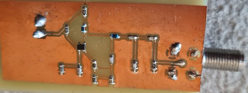 Foto einer bestückten Leiterplatte mit SMD-Bauteilen