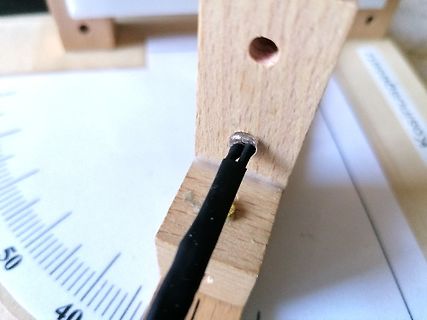 Schwarzes Kabel in Holzhalterung