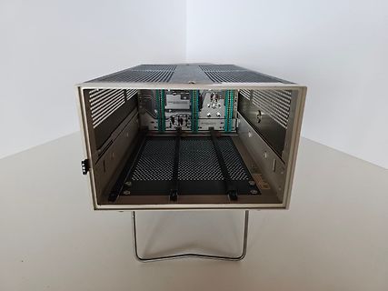 Innenansicht eines Metallgehäuses mit Elektronikmodul