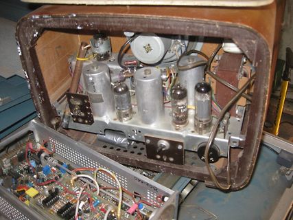 Innenansicht eines alten Röhrenradios oder Verstärkers