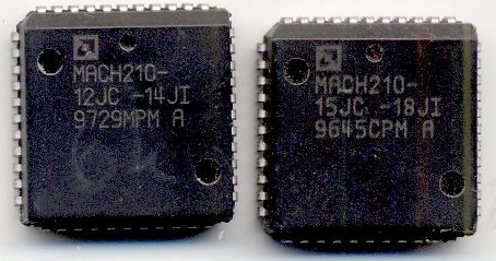 Zwei integrierte Schaltkreise vom Typ MACH210