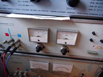 Messgeräte und Signalgenerator in einer Werkstatt