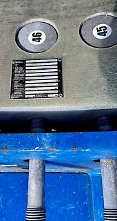 Typenschild einer Maschine mit Nummern 45 und 46