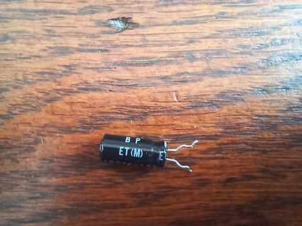 Elektrolytkondensator auf Holzuntergrund