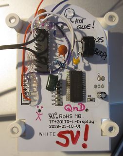 Prototyp Leiterplatte mit Bauteilen und handschriftlichen Notizen