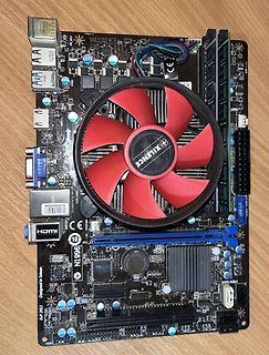Computer-Mainboard mit rotem Lüfter