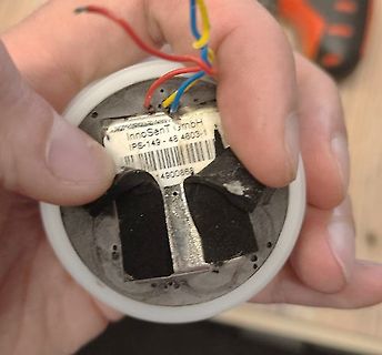 Unterseite eines elektronischen Bauteils mit Kabeln