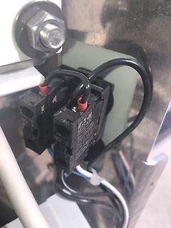 Eaton Schütz mit angeschlossenen Kabeln