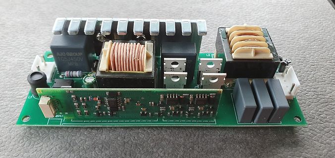 Leiterplatte eines Schaltnetzteils mit Transformatoren und Kühlkörpern