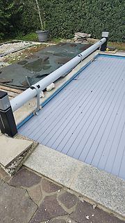 Poolabdeckung mit Rollmechanismus im Garten