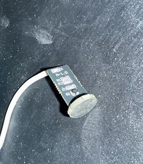 Kleine Leiterplatte mit Kabel und Knopfzelle