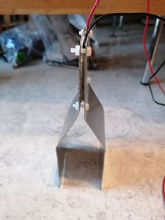 Metallgehäuse mit Kabeln und Kunststoffabstandshaltern
