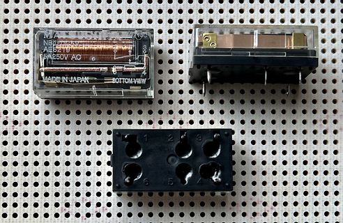 Drei elektromagnetische Relais auf Lochrasterplatte