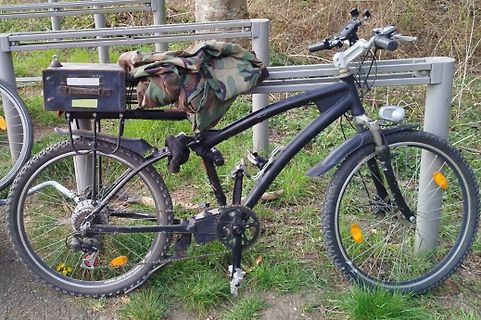 Fahrrad mit Gepäckträger und Tasche