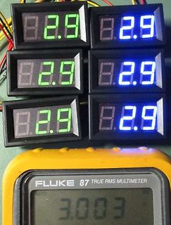Sechs LED-Anzeigen und ein Fluke Multimeter