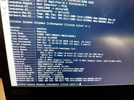 Foto eines Computerbildschirms mit Mining-Software-Statusdaten