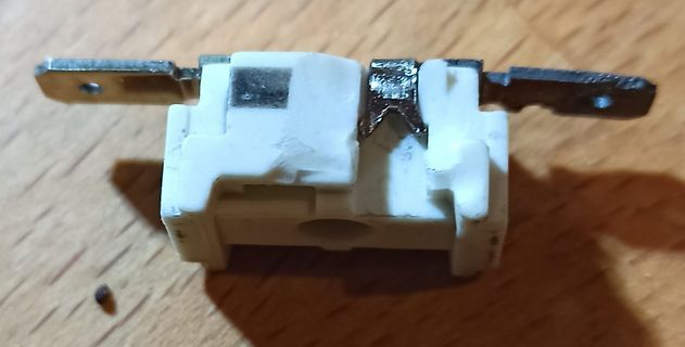 Elektrischer Schalter oder Bauteil auf Holzuntergrund