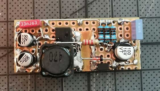 Handgefertigte Lochrasterplatine mit elektronischen Bauteilen