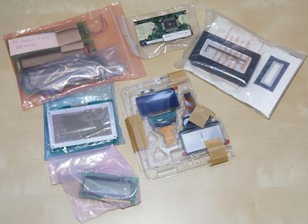 Verschiedene LCD-Displays in Plastikbeuteln