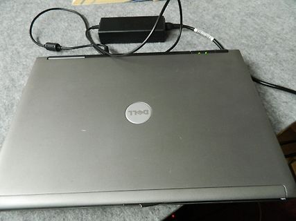 Dell Laptop mit Netzteil
