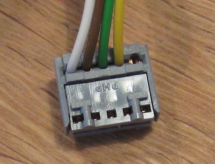 Elektrischer Anschlussstecker mit bunten Kabeln