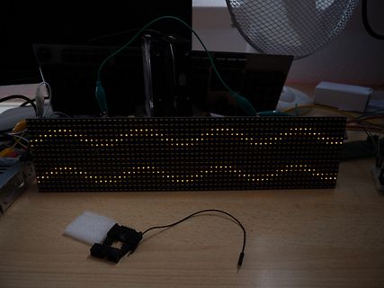 LED-Matrix mit leuchtenden LEDs auf Tisch