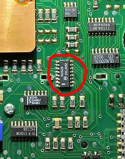 Nahaufnahme einer bestückten Leiterplatte mit integrierten Schaltkreisen