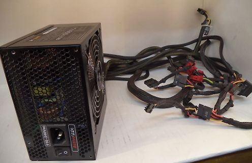 PC-Netzteil mit Kabeln