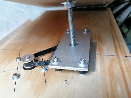 Mechanischer Aufbau mit Zahnriemen und Gewindestange auf Holzbrett