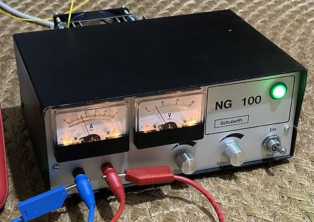 Labornetzteil mit Analoganzeigen