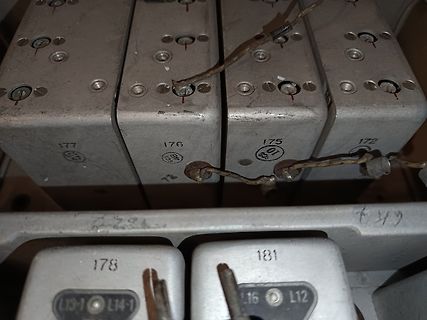 Nahaufnahme von elektronischen Bauteilen mit Nummern
