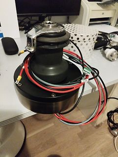 Elektrischer Motor mit Verkabelung auf Schreibtisch