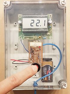 Prototyp eines Thermometers mit LCD-Display und Lochrasterplatine