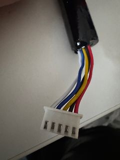Bunter Kabelbaum mit weißem Stecker