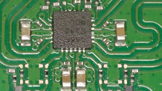 Makroaufnahme einer Leiterplatte mit integriertem Schaltkreis