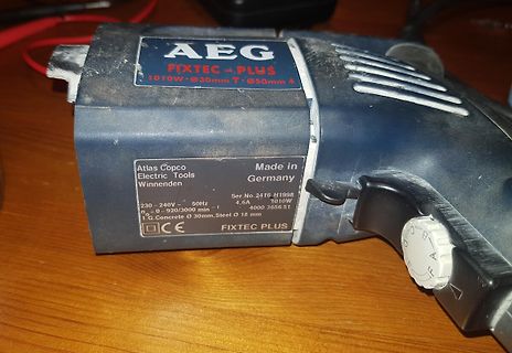 Typenschild eines AEG Elektrowerkzeugs