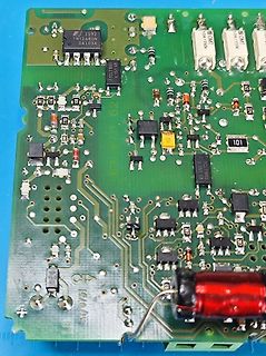 Nahaufnahme einer Leiterplatte mit elektronischen Bauteilen